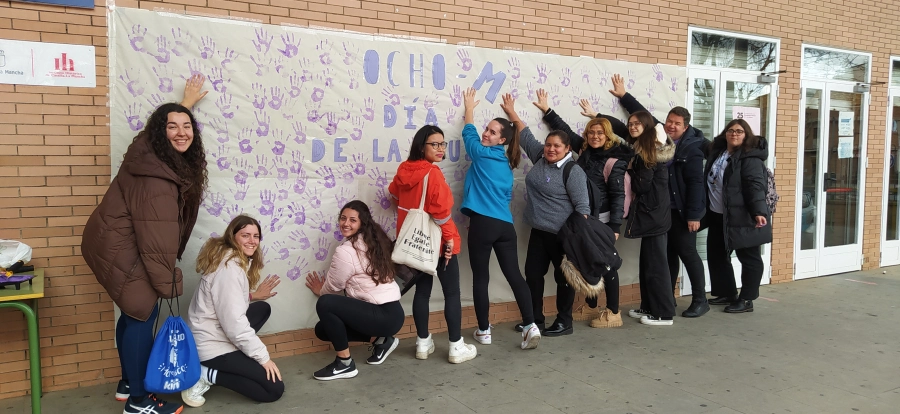 alumnos y alumnas fachada ies en día de la mujer 2023