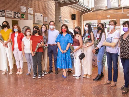 visita de autoridades políticas y educativas expo Mujeres en la Ciencia