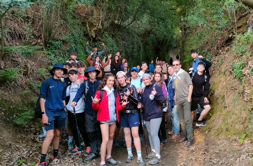 alumnos alarcos caminando  en camino santiago