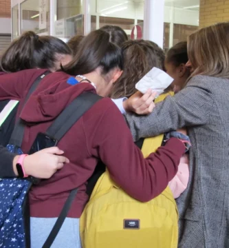 compañeros de clase en el Día internacional del abrazo