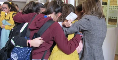 compañeros de clase en el Día internacional del abrazo