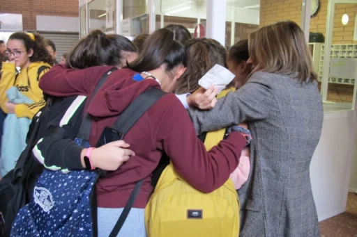 compañeros de clase en el Día internacional del abrazo