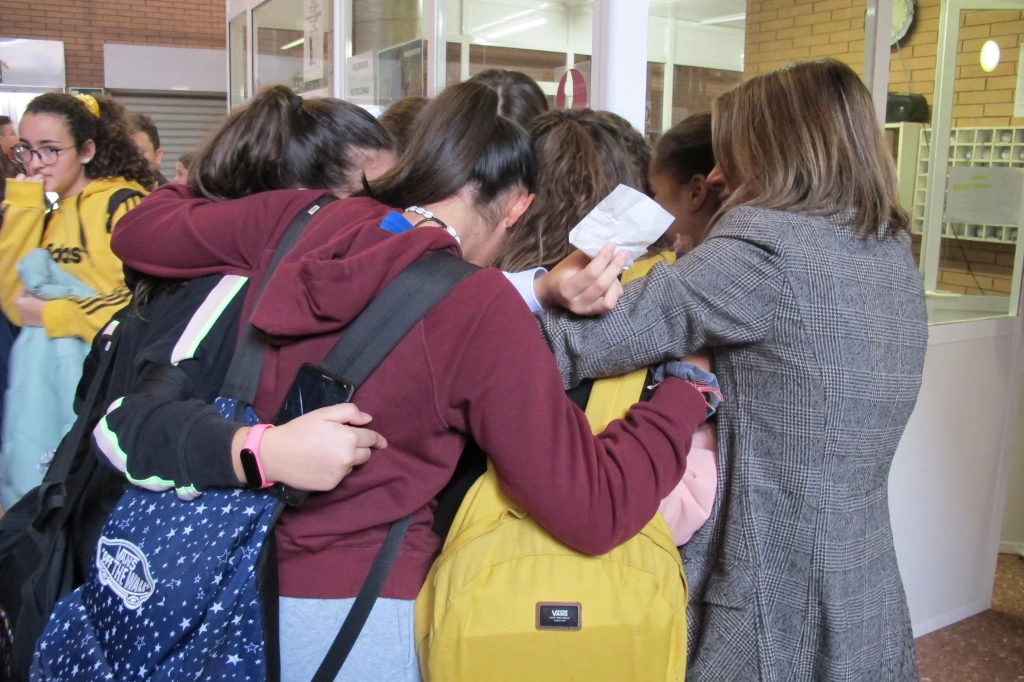 compañeros de clase en el Día internacional del abrazo
