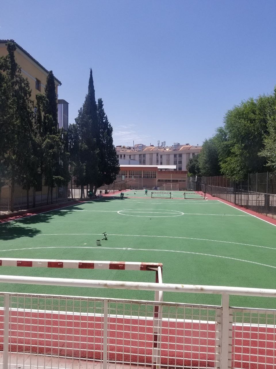 Vista de las nuevas pistas deportivas del IES Santa María de Alarcos con portería y vallado perimetral