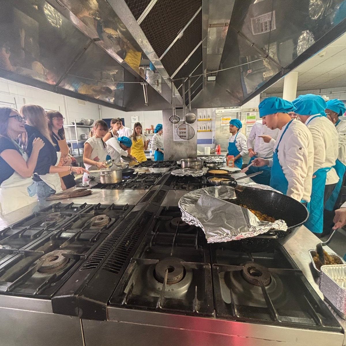 Estudiantes cocinando en los fogones de la cocina del instituto durante la jornada de intercambio con Polonia