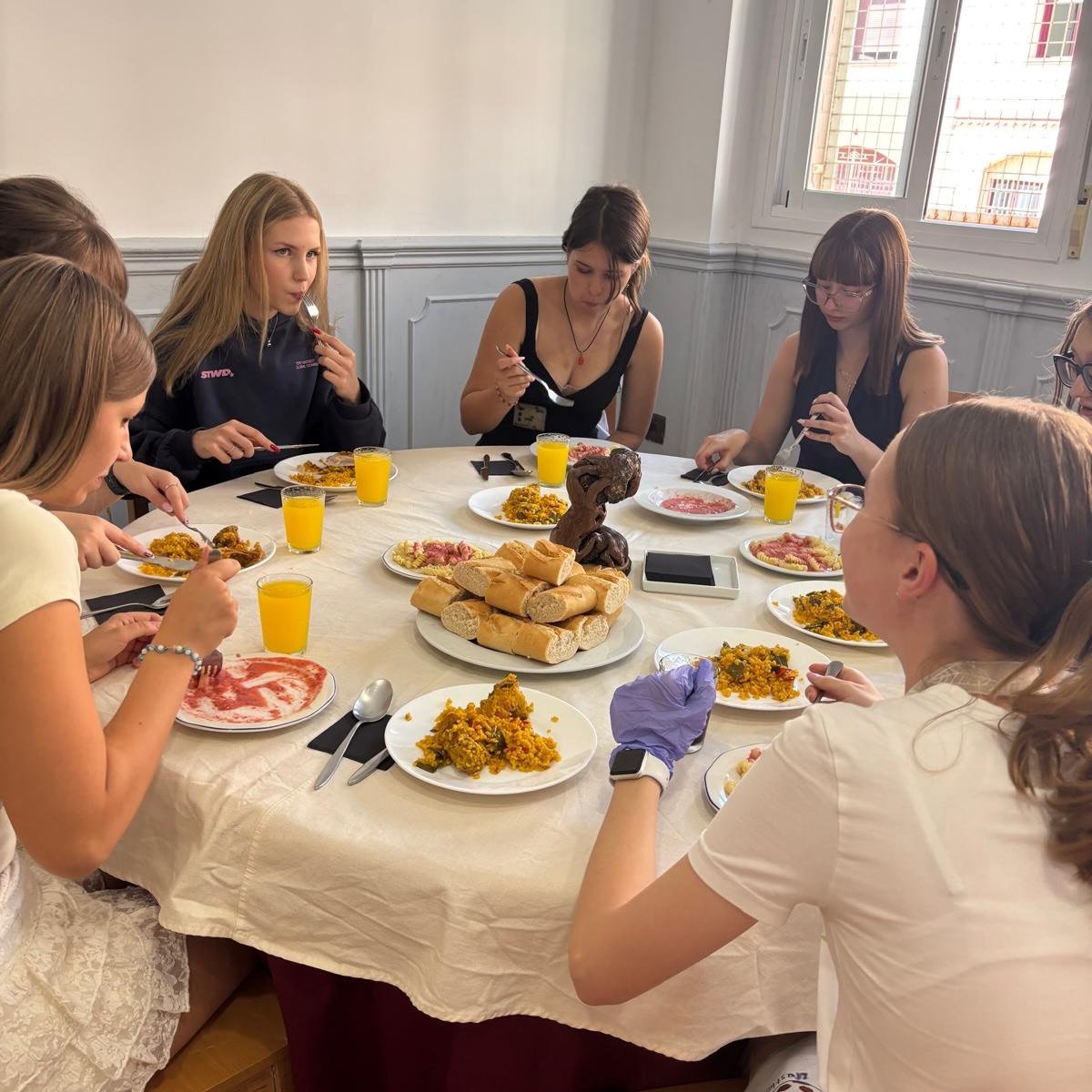 Alumnas disfrutando de la comida de convivencia